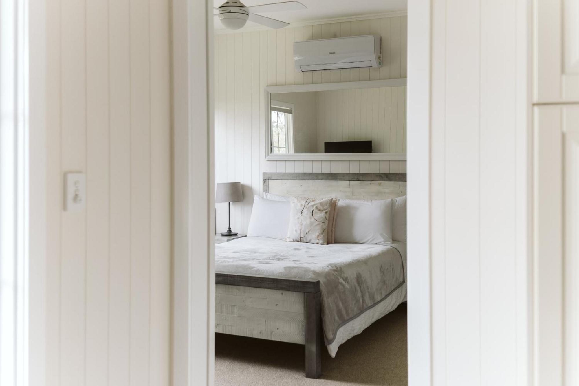 "On Burgum Pond" Cottages Maleny Room photo