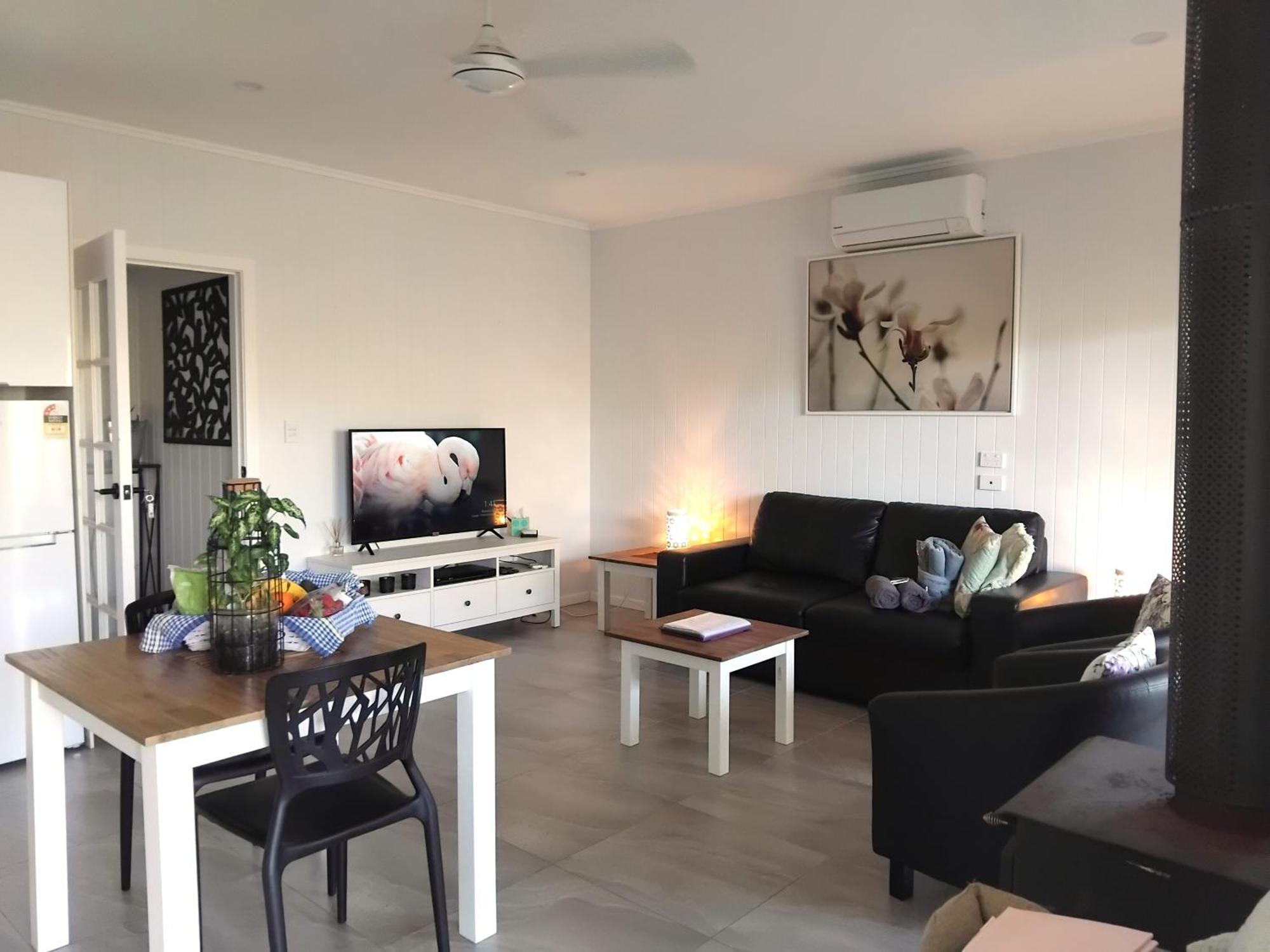 "On Burgum Pond" Cottages Maleny Room photo
